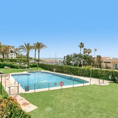 Venta de apartamento en planta media en Elviria Playa