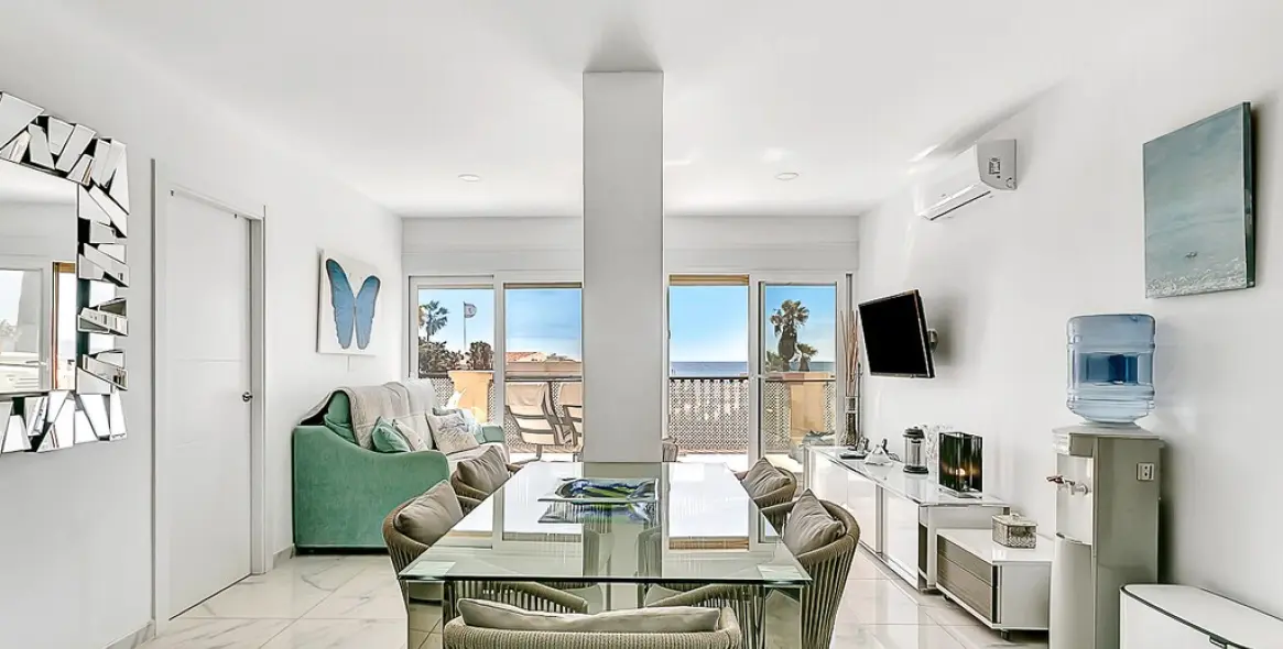 Venta de apartamento en planta media en Elviria Playa 6
