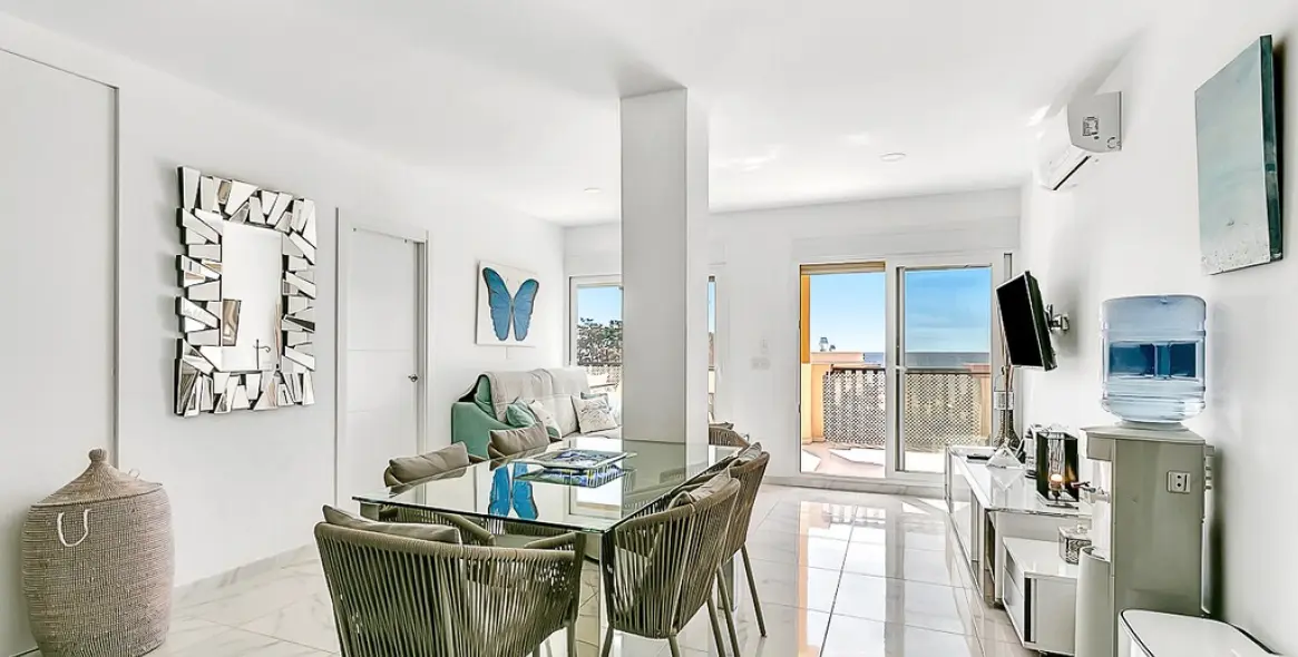 Venta de apartamento en planta media en Elviria Playa 10