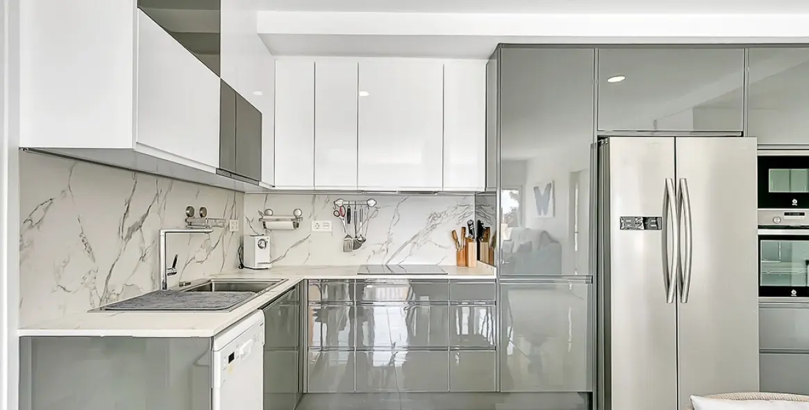 Venta de apartamento en planta media en Elviria Playa 13