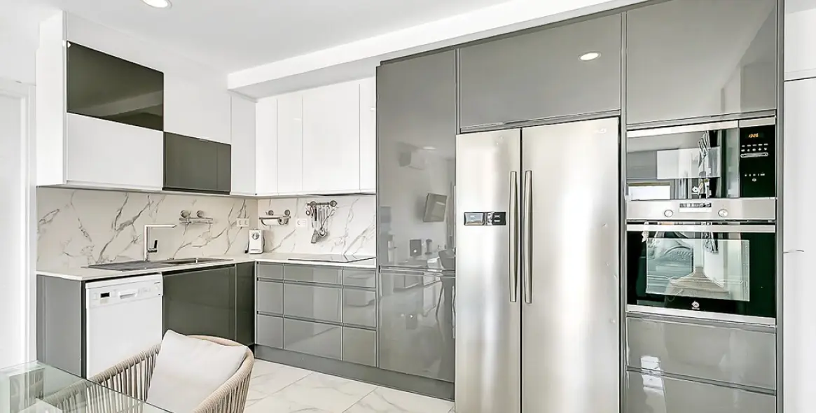 Venta de apartamento en planta media en Elviria Playa 14