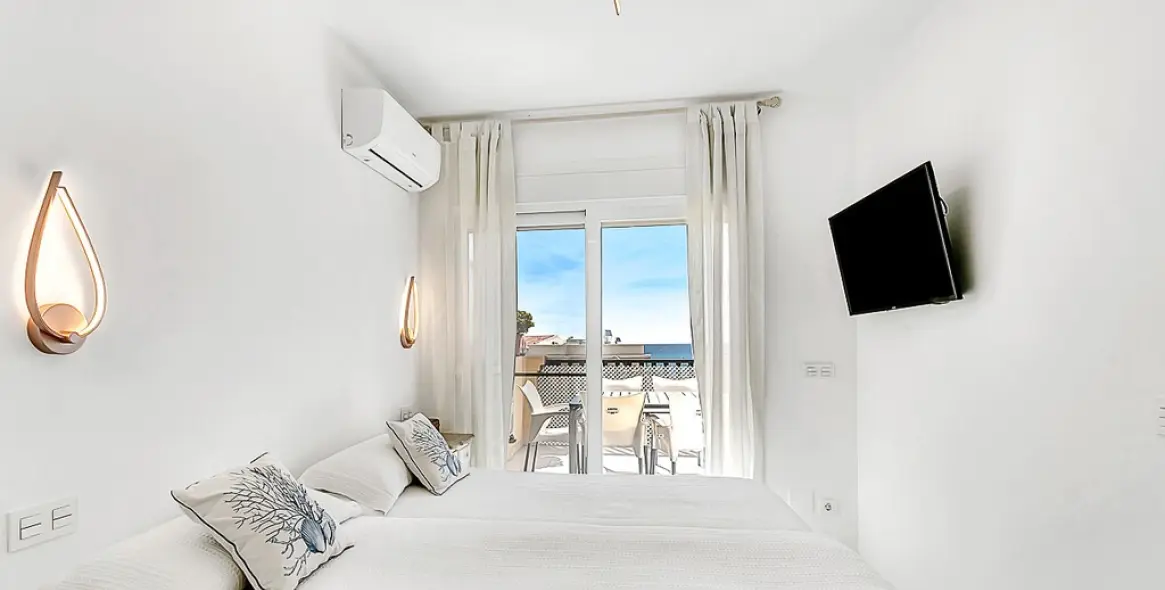 Venta de apartamento en planta media en Elviria Playa 15