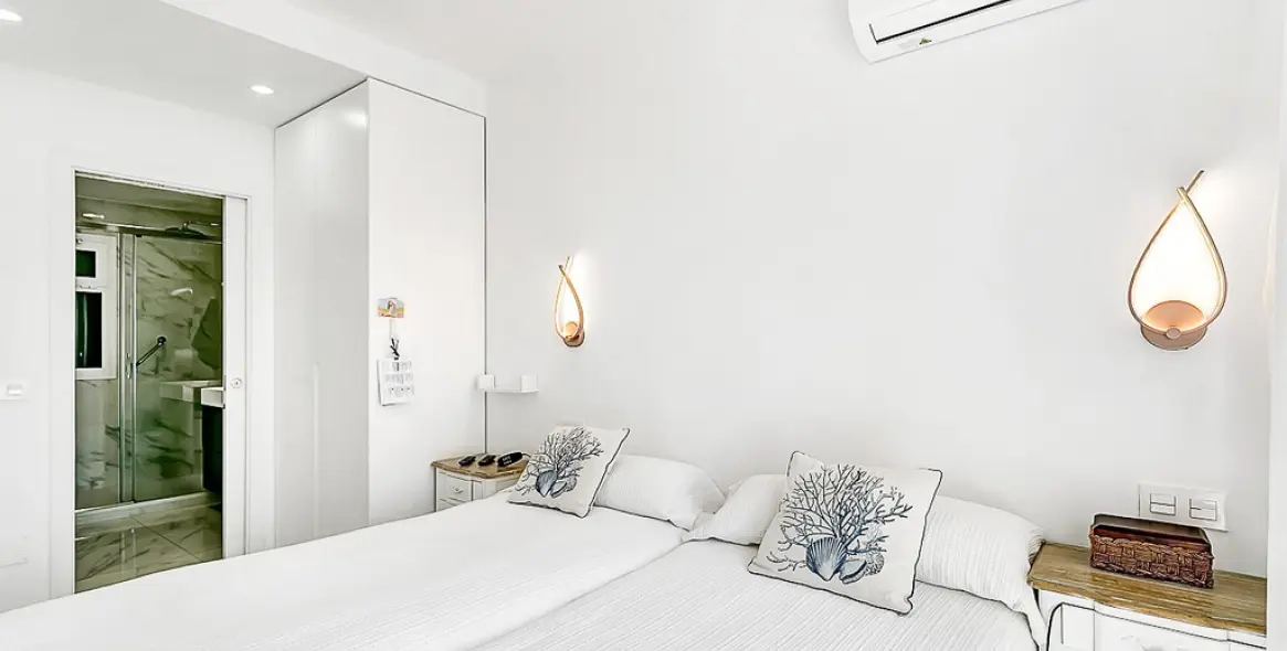 Venta de apartamento en planta media en Elviria Playa 17
