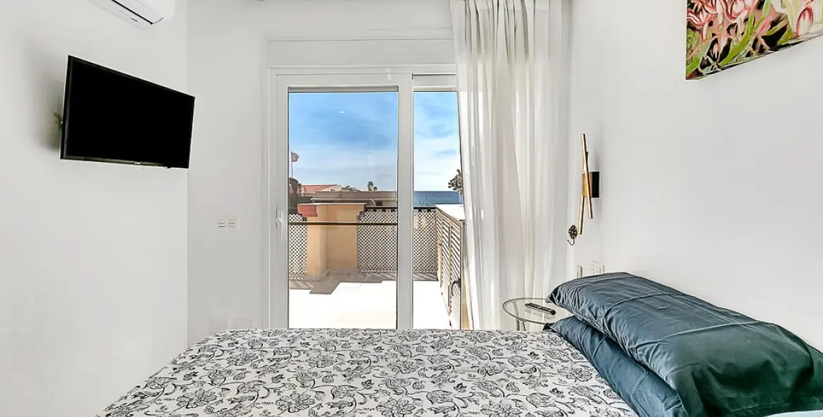 Venta de apartamento en planta media en Elviria Playa 23
