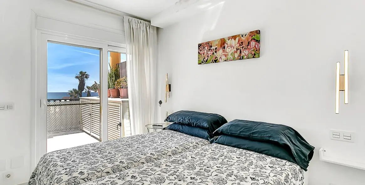 Venta de apartamento en planta media en Elviria Playa 24