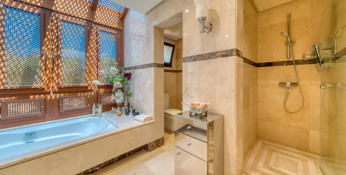 Venta de ático dúplex en Puerto Banús 12