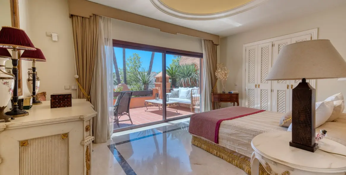 Venta de ático dúplex en Puerto Banús 13