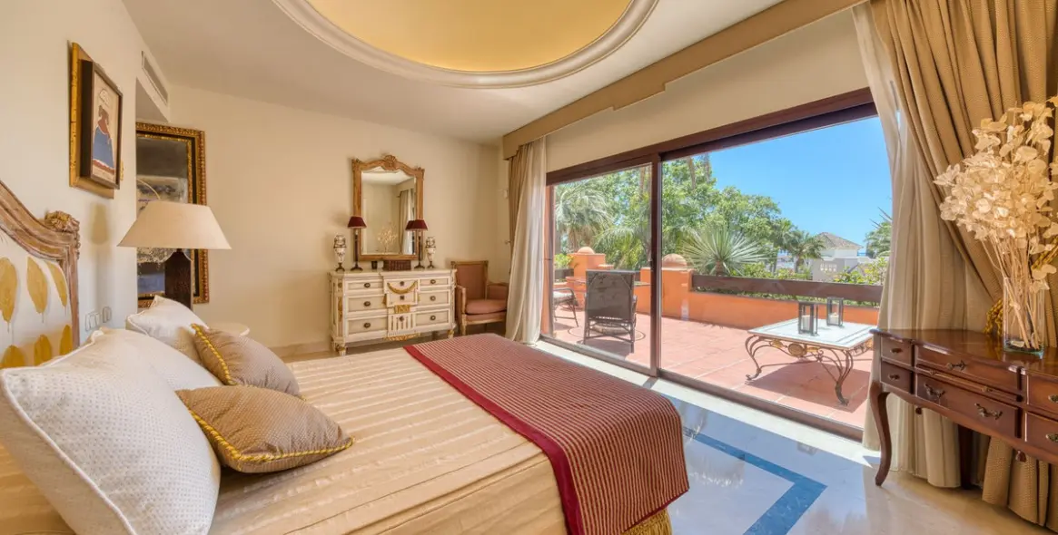 Venta de ático dúplex en Puerto Banús 14