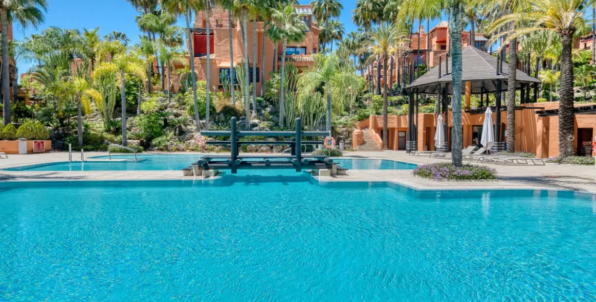 Venta de ático dúplex en Puerto Banús 43