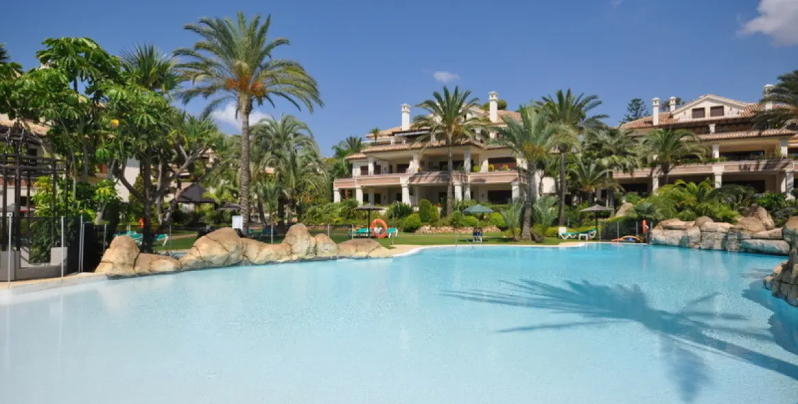 Venta de apartamento en planta media en Los Monteros 1