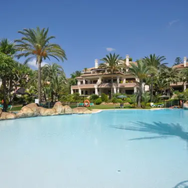 Venta de apartamento en planta media en Los Monteros