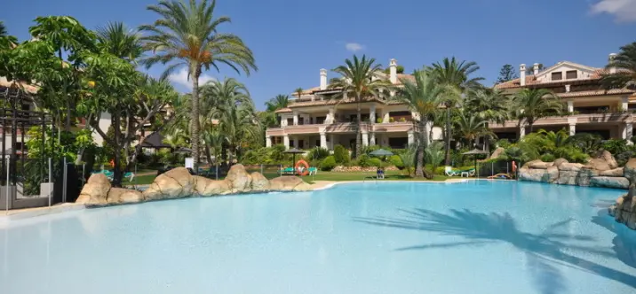Venta de apartamento en planta media en Los Monteros 0