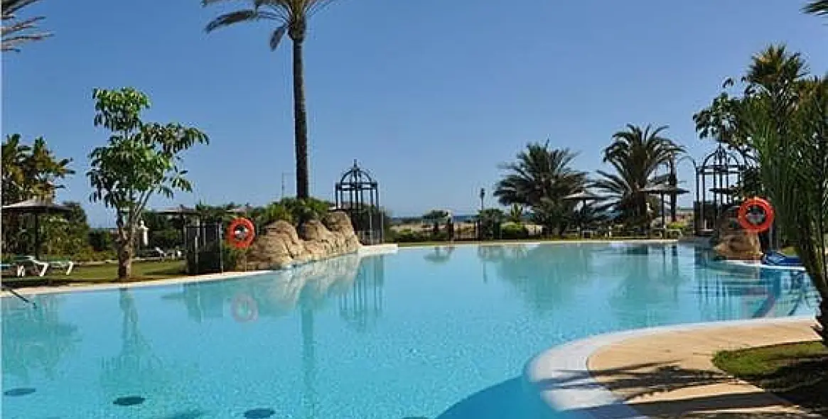Venta de apartamento en planta media en Los Monteros 2