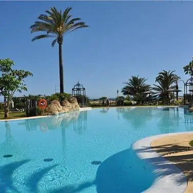 Venta de apartamento en planta media en Los Monteros