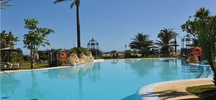 Venta de apartamento en planta media en Los Monteros 1