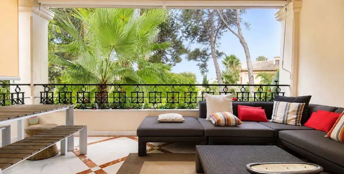 Venta de apartamento en planta media en Los Monteros 3
