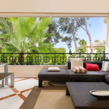 Venta de apartamento en planta media en Los Monteros