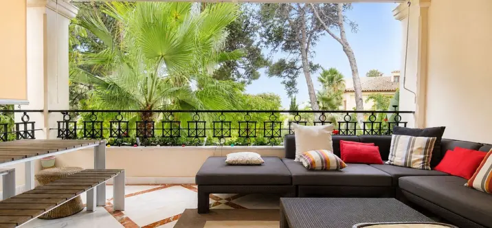 Venta de apartamento en planta media en Los Monteros 2