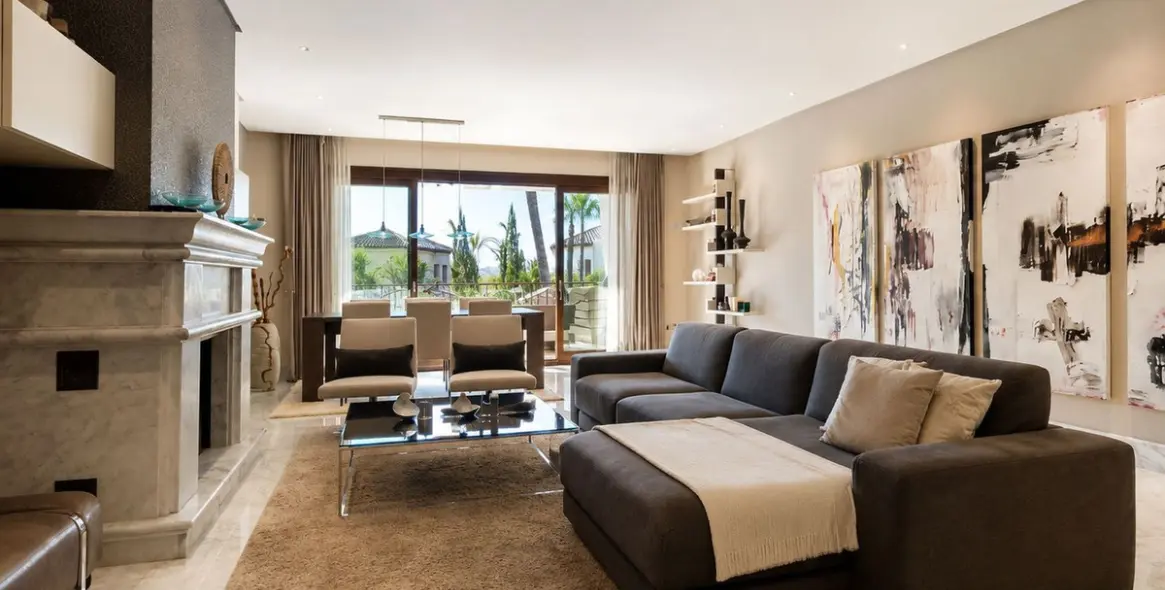 Venta de apartamento en planta media en Los Monteros 4