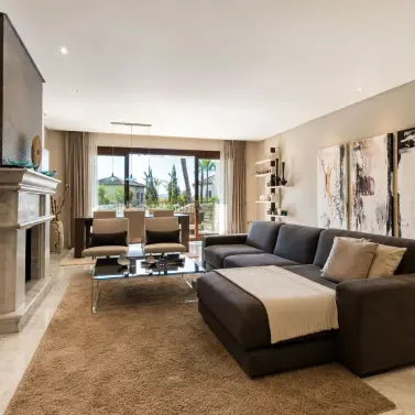 Venta de apartamento en planta media en Los Monteros