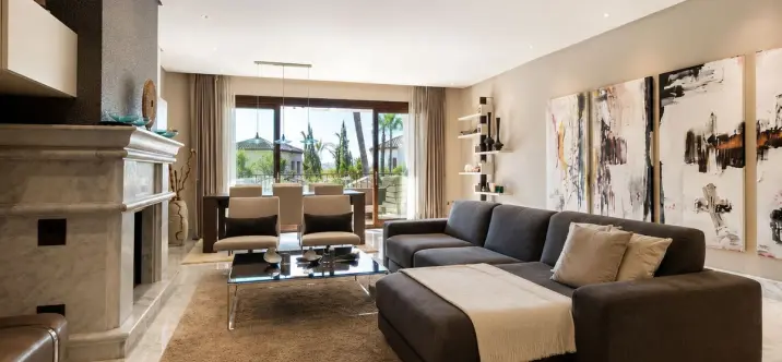 Venta de apartamento en planta media en Los Monteros 3