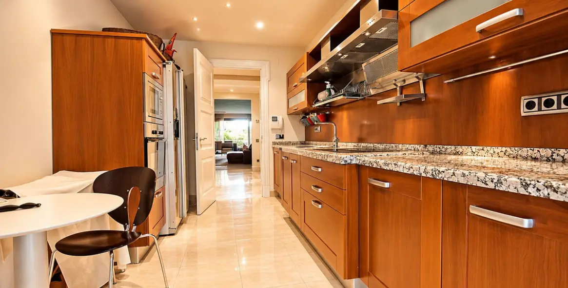 Venta de apartamento en planta media en Los Monteros 6