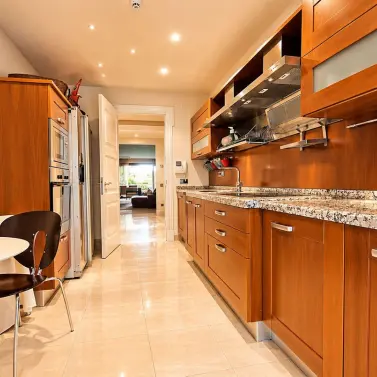 Venta de apartamento en planta media en Los Monteros