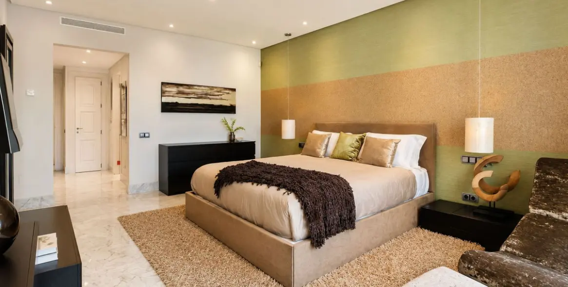 Venta de apartamento en planta media en Los Monteros 7