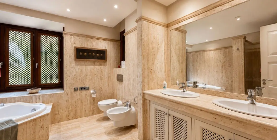 Venta de apartamento en planta media en Los Monteros 8