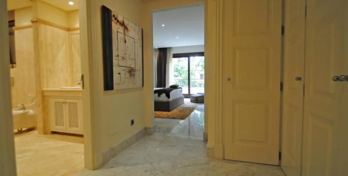 Venta de apartamento en planta media en Los Monteros 9