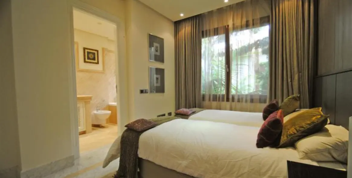 Venta de apartamento en planta media en Los Monteros 10