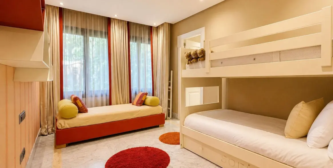 Venta de apartamento en planta media en Los Monteros 12