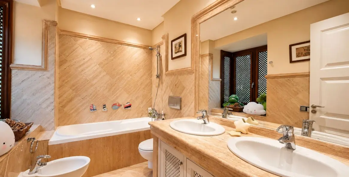 Venta de apartamento en planta media en Los Monteros 13