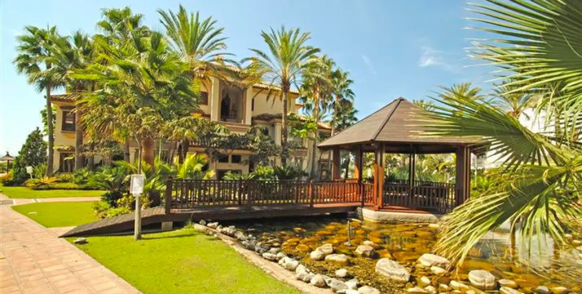 Venta de apartamento en planta media en Los Monteros 14
