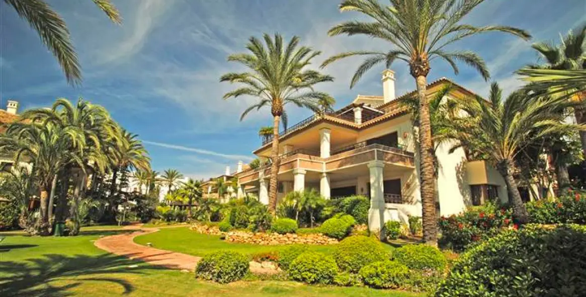 Venta de apartamento en planta media en Los Monteros 15
