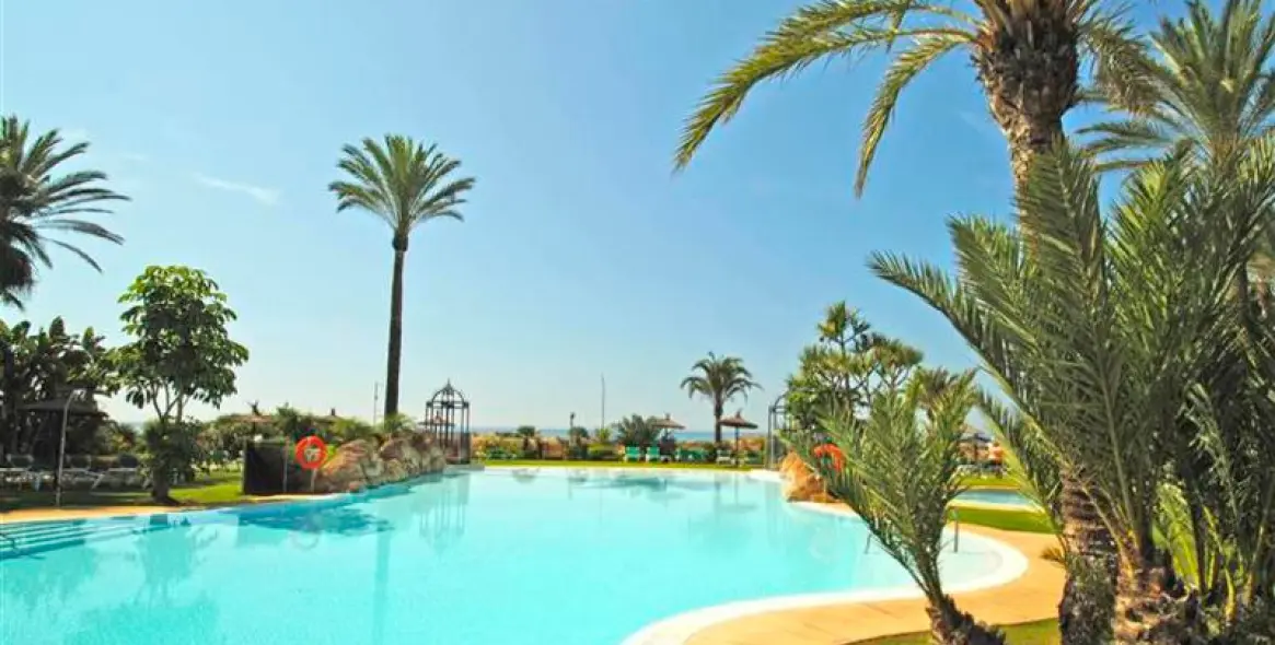 Venta de apartamento en planta media en Los Monteros 16