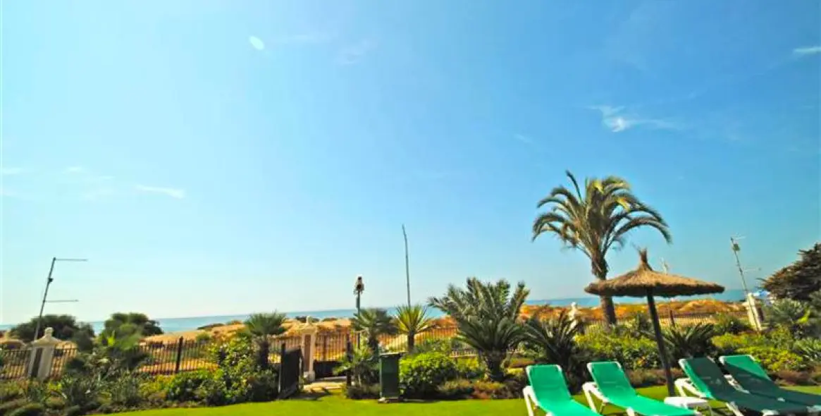 Venta de apartamento en planta media en Los Monteros 17