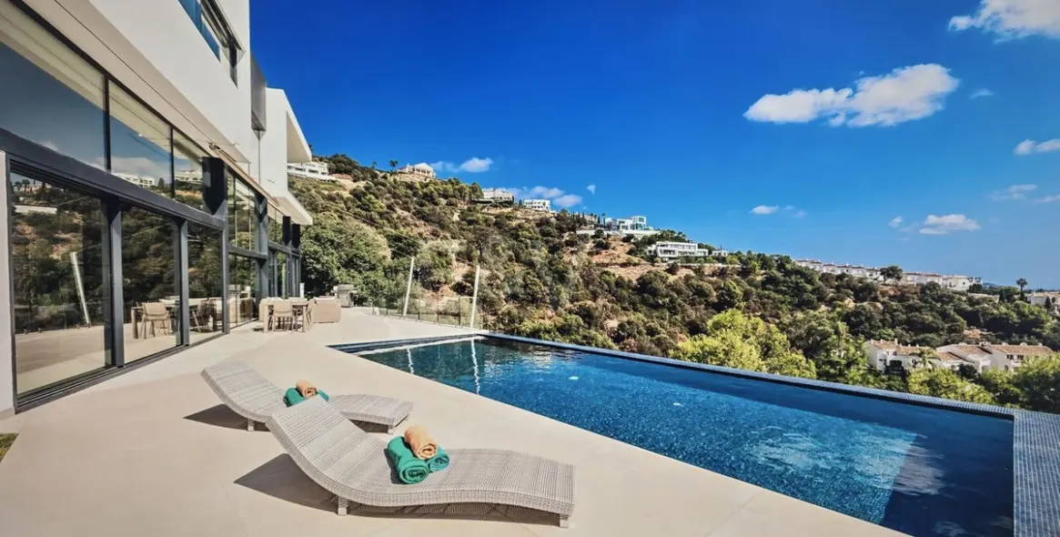 Venta de villa independiente en Altos de los Monteros 2