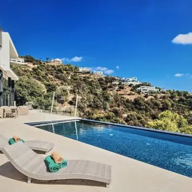 Venta de villa independiente en Altos de los Monteros