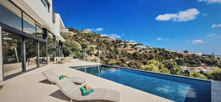 Venta de villa independiente en Altos de los Monteros 1