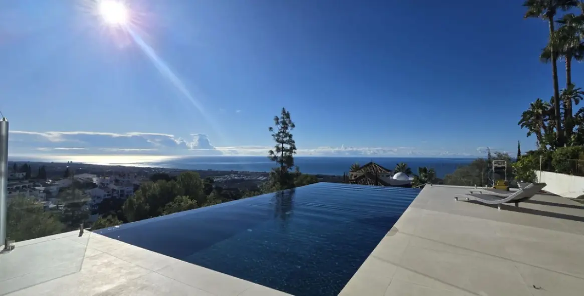 Venta de villa independiente en Altos de los Monteros 3