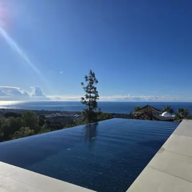 Venta de villa independiente en Altos de los Monteros