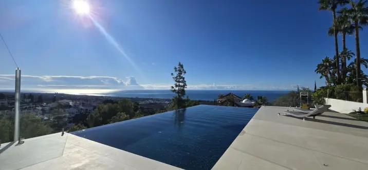 Venta de villa independiente en Altos de los Monteros 2