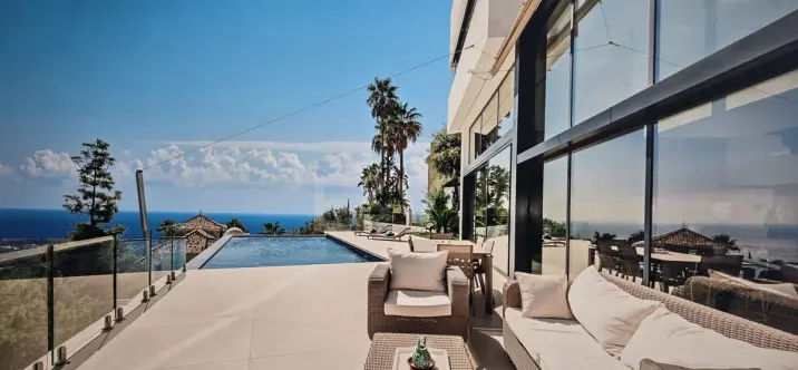 Venta de villa independiente en Altos de los Monteros 3
