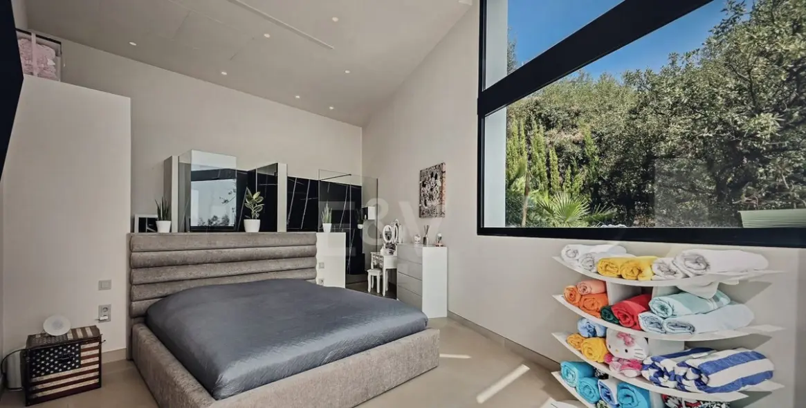 Venta de villa independiente en Altos de los Monteros 13
