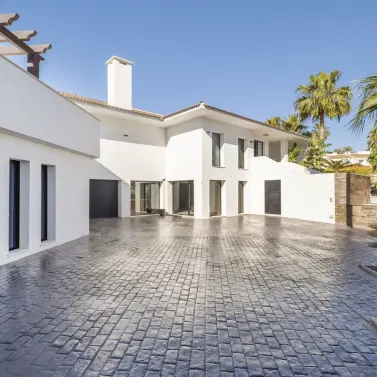 Long-term rent of detached villa in Nueva Andalucía