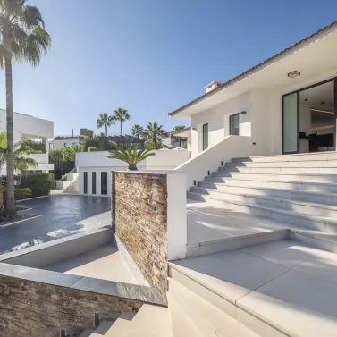 Long-term rent of detached villa in Nueva Andalucía