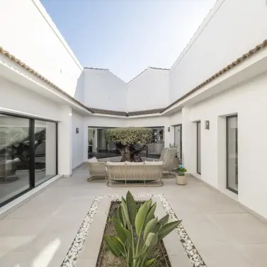 Long-term rent of detached villa in Nueva Andalucía