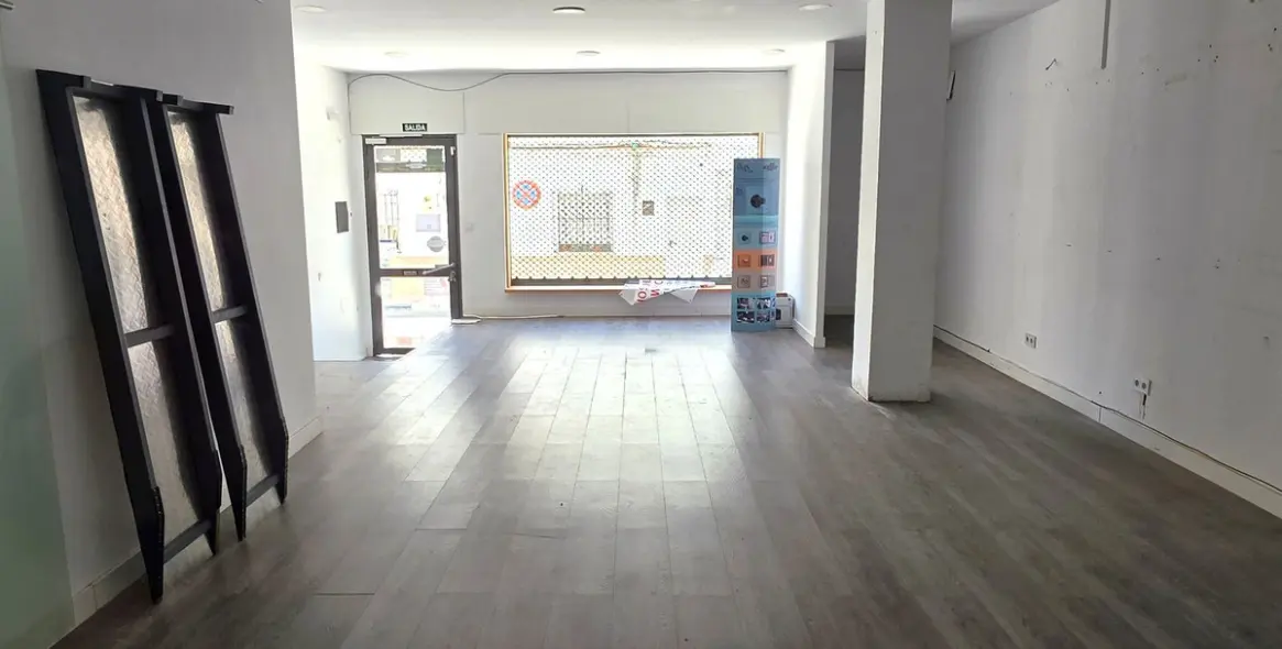 Alquiler a largo plazo de local comercial en San Pedro de Alcántara 12