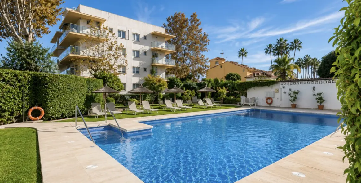 Venta de apartamento en planta media en The Golden Mile 1
